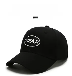 Dettaglio cappellino nero con toppa bianca e ricamo NEAR in cotone con fori traspiranti