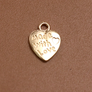 Primer plano de colgante de corazón DIY con grabado Made with Love en cuero