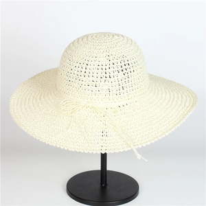 Cappello di paglia all'uncinetto avorio a tesa larga con fiocco decorativo per la spiaggia