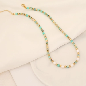 Détail du collier de perles turquoises, perles blanches et fermoir doré réglable