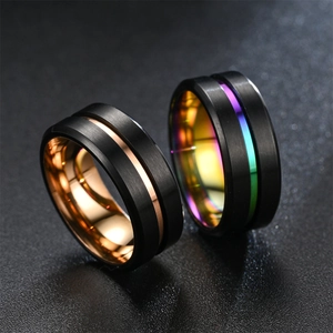 Détail macro de deux bagues bicolores en acier noir de 8 mm avec rainures dorées et arc-en-ciel