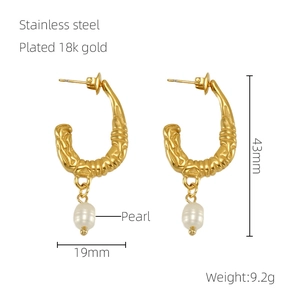 Detail of U-shaped gold plated stainless steel pearl earrings with size measurements