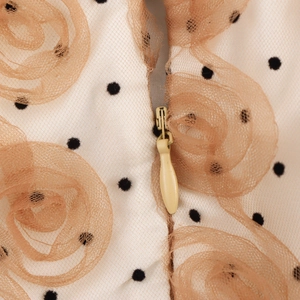 Elegante abito corto in tulle beige con fiori 3D e cerniera invisibile sul retro