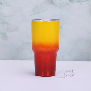 Détail du gobelet 30oz en acier inoxydable avec dégradé jaune-rouge et couvercle clair