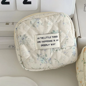 Gesteppte Kosmetiktasche mit Blumenmuster, tragbare kleine quadratische Aufbewahrungstasche