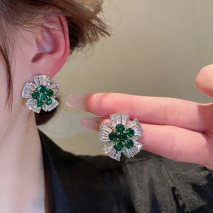 Boucles d'oreilles fleurs élégantes avec pierres vertes et zircons blancs en argent