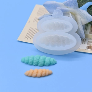 Silikonform für DIY-Backen und lange, spiralig texturierte Sahne-Streifen-Kuchen