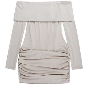 Détail d'une mini-robe à manches longues et épaules dénudées avec textures froncées