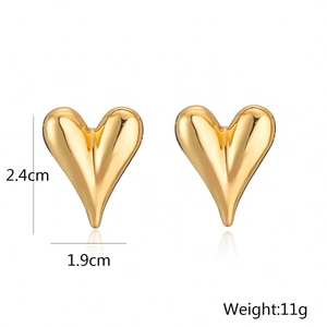 Detalle de pendientes de corazón bañados en oro con medidas 2,4 cm y un peso de 11g