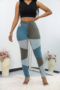 Dettaglio dei jeans a vita alta patchwork in blu, verde oliva e grigio