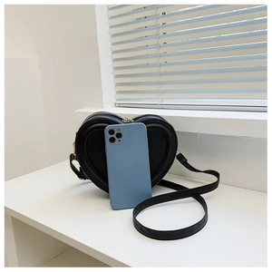 Mini borsa a tracolla nera a forma di cuore con smartphone per riferimento alle dimensioni