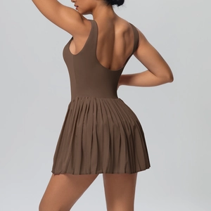 Robe de tennis marron foncé avec dos nageur et jupe plissée pour la course à pied
