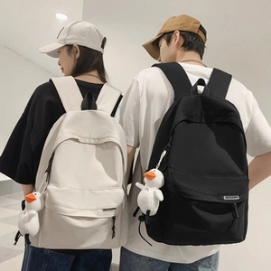 Zaino minimalista in tela con ciondolo a forma di papera e fibbie laterali regolabili
