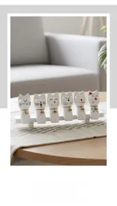 Primer plano detallado de seis figuritas de gatitos de cerámica con cascabeles oro