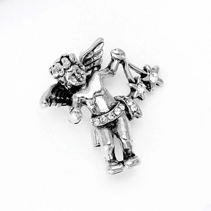Close-up van vintage zilveren engel cupido broche met sprankelende strassteentjes op boog
