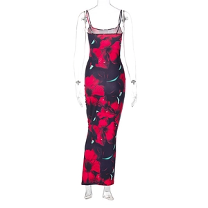 Détail d'une robe moulante à décolleté en U avec imprimés floraux rouges sur fond sombre
