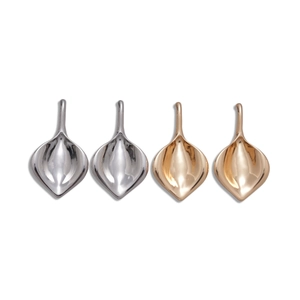 Boucles d'oreilles feuilles losanges polies en or et argent sur fond blanc pur