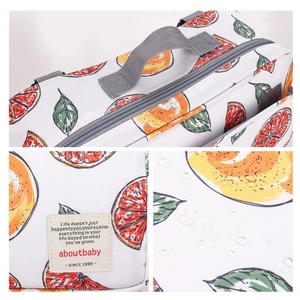 Wasserdichte Wickeltasche mit Grapefruit-Muster und wasserabweisender Oberfläche im Detail