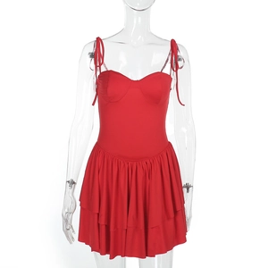 Robe d'été rouge sexy décolletée avec ourlet à volants et fines bretelles
