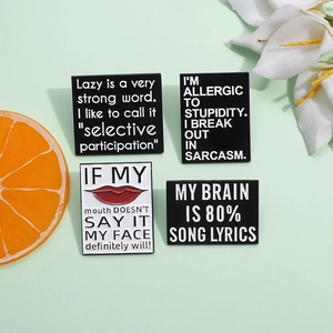 Broches carrées émaillées minimalistes avec citations et lèvres sur fond vert