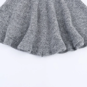 Pull en maille grise ajourée élégant avec ourlet à volants et texture douce