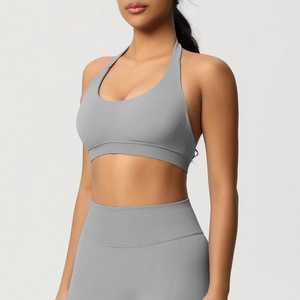 Détail d'un soutien-gorge de sport gris sans couture et d'un legging taille haute
