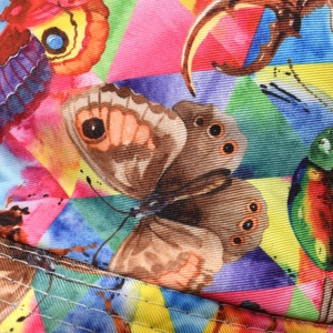Macro de l'imprimé papillon coloré sur bob en toile avec détails de coutures doubles