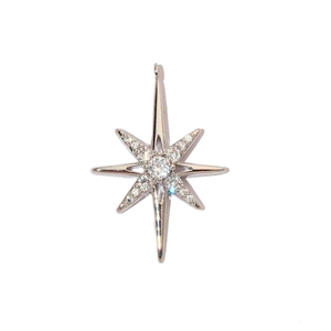 Detalle macro del colgante de estrella de ocho puntas en plata con circonitas brillantes