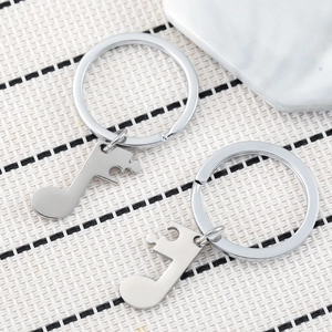 Porte-clés notes de musique en acier inoxydable pour couples sur fond texturé