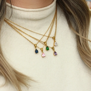 Détail de colliers plaqués or 18K avec pendentifs en zircone colorée en forme de poire