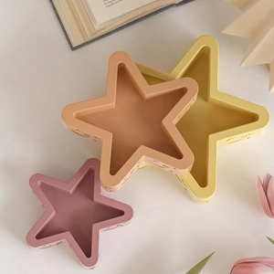 Stervormige decoratieve schalen met maan- en sterrenpatroon in matte kleuren