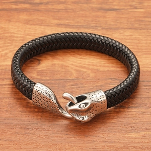 Detalle de pulsera de cuero trenzado negro con cierre de cabeza de serpiente de acero inoxidable