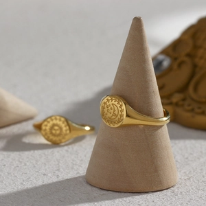 Vintage Siegelring mit 18K Goldbeschichtung und gravierten Sternen- und Mondmustern