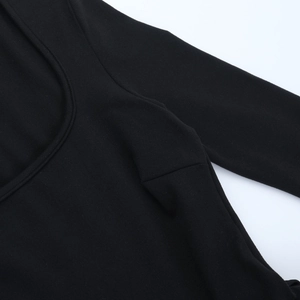 Détail du col rond et du tissu en maille extensible de cette robe courte noire élégante