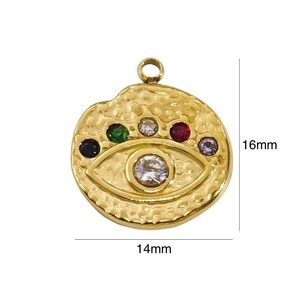 Detailansicht des 14mm Augenanhängers in Gold mit bunten Edelsteinen und klarem Hauptstein