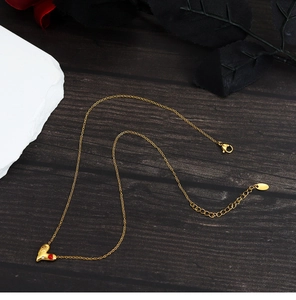Détail du collier cœur en or 18 carats avec touche rouge et fermoir homard