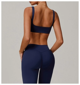 Detail von marineblauem High-Waist Yoga-Leggings-Set und rückenfreiem Sport-BH für Damen