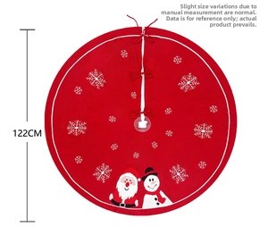 Détail du cache-pied de sapin rouge tricoté de 122 cm avec Père Noël et bonhomme de neige