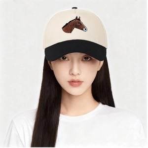 Beige Baseballkappe mit schwarzem Schirm, Pferdebestickung und stilvollem zweifarbigem Design