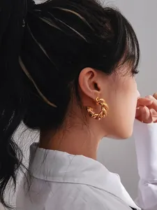 Orecchini a cerchio intrecciati dorati con texture vintage a treccia per le donne