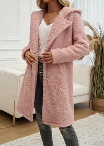 Detailansicht eines rosa Teddyfleece-Mantels mit Kapuze und weicher Textur für Damen