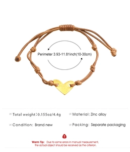 Detail eines verstellbaren braunen Armbands mit goldenem Herz und 10-30 cm Umfang