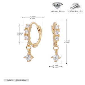 Vue détaillée des créoles en argent 925 doré avec pendentifs en zircone 5A