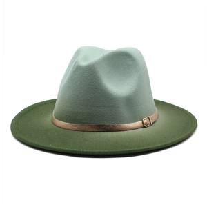 Détail d'un chapeau de jazz en laine dégradé vert avec bande en cuir et boucle métal