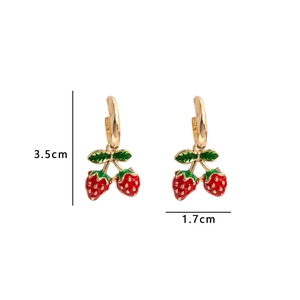 Dettaglio degli orecchini a fragola rossa con misura di 3,5 cm di altezza