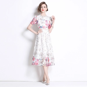 Elegantes weißes Midi-Spitzenkleid mit buntem Blumenstickerei und hoher Taille