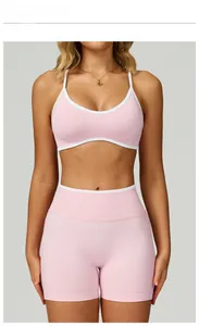 Vorderansicht des hellrosa nahtlosen Sport-BHs und der High-Waist-Shorts mit weißem Kontrastrand