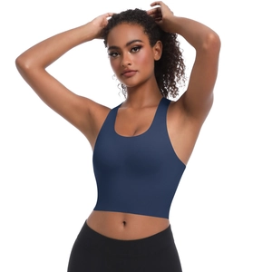 Détail du haut court bleu marine montrant le dos nageur et le tissu élastique de sport