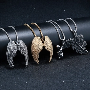 Colliers avec pendentifs ailes d'ange et cœur en acier inoxydable en argent et en or