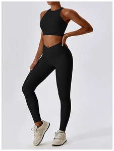 Détail de la texture côtelée et taille haute croisée sur cet ensemble de yoga noir